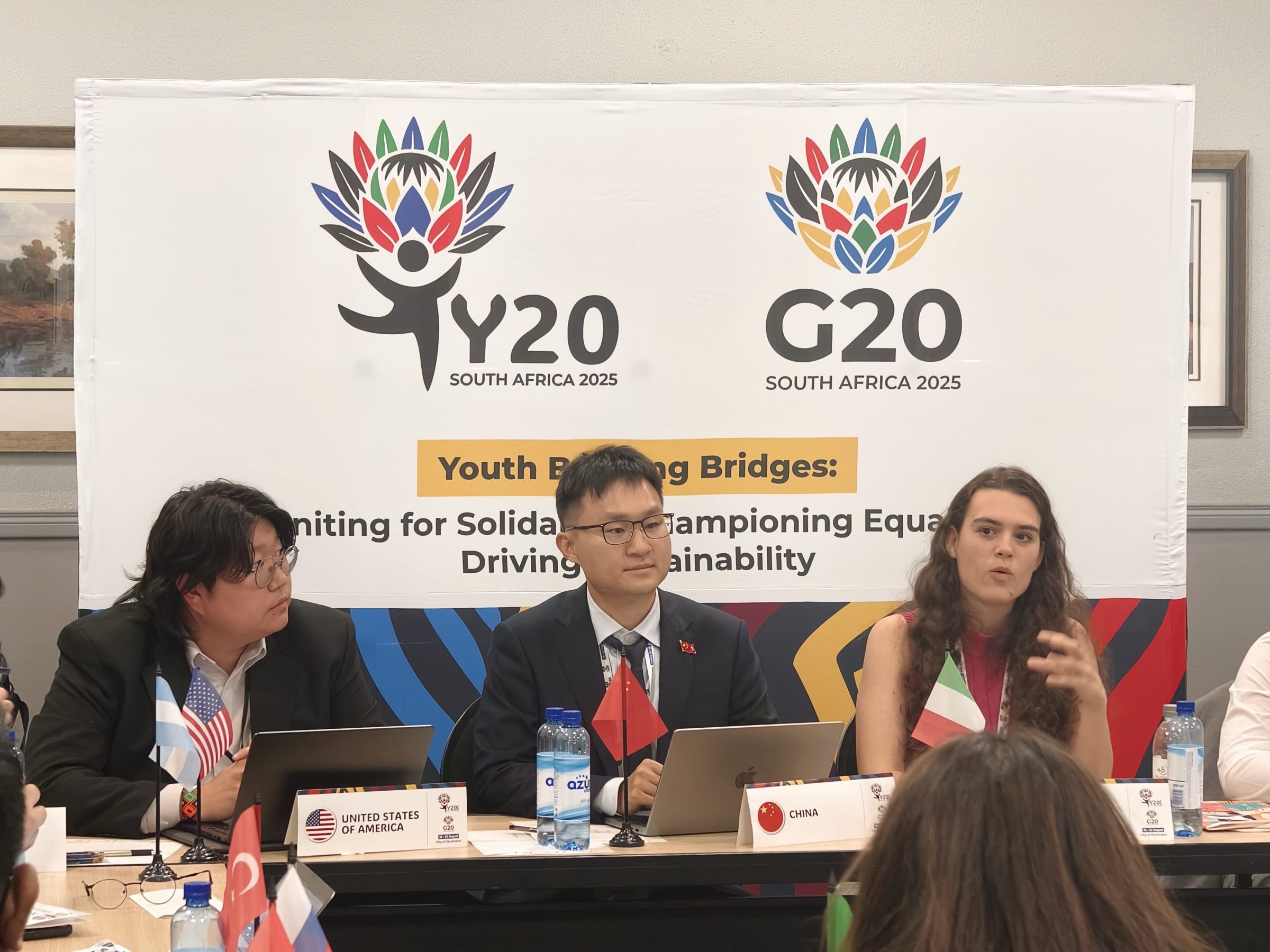 Y20会议现场,俞逆思代表中国参与讨论